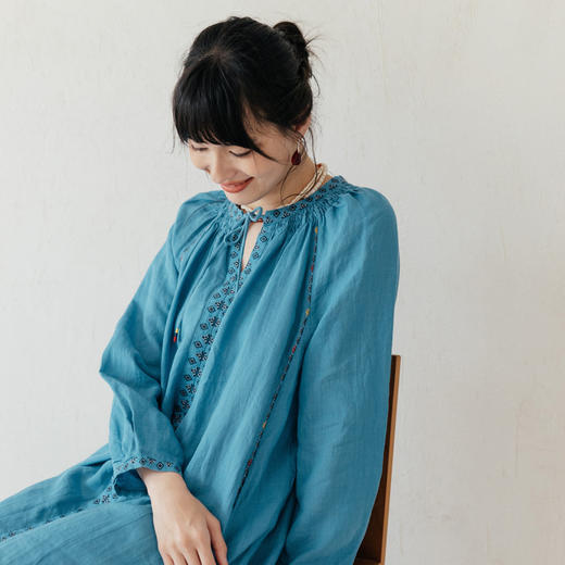 绽放旅行女装609朵/早秋苎麻文艺原创绣花立领优雅系带长袖连衣裙 商品图1