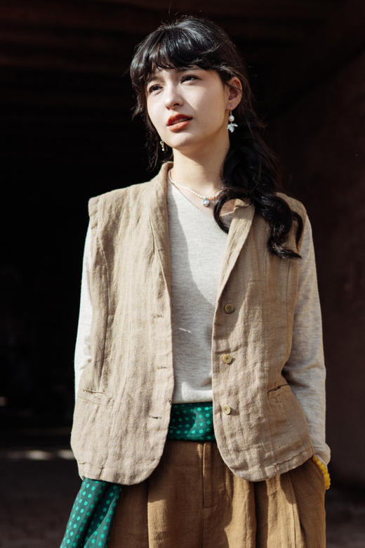 绽放旅行女装533朵/早秋高端进口亚麻人字纹双色色织翻领收腰马甲 商品图5