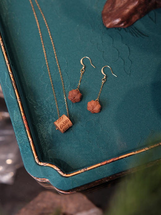 正宗印度迈索尔百年老料老山檀特别定制款：印度老山檀手工雕刻莲花耳环+六字箴言路路通吊坠！木质调的首饰太适合秋冬啦～～香气自然纯粹、治愈 商品图2