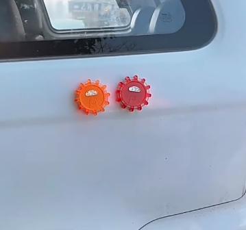 LED新款交通安全警示灯爆闪路障灯频闪路障磁吸工作灯 商品图3