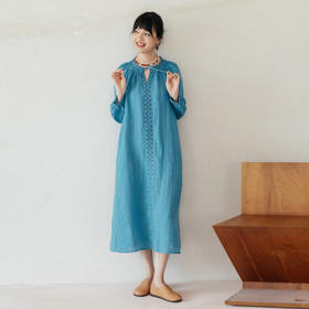 绽放旅行女装609朵/早秋苎麻文艺原创绣花立领优雅系带长袖连衣裙