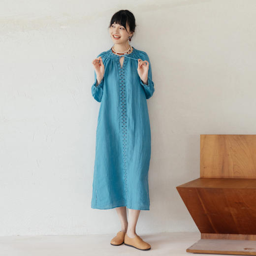 绽放旅行女装609朵/早秋苎麻文艺原创绣花立领优雅系带长袖连衣裙 商品图0