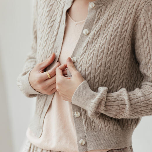 绽放旅行女装598朵/100%山羊绒绞花感正肩长袖圆领显瘦开襟针织衫 商品图4