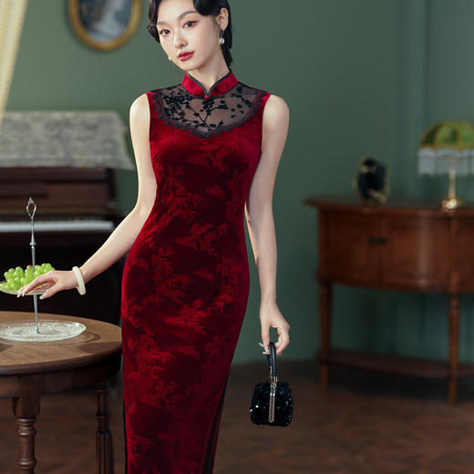 TQX221105红色气质复古民国风改良长款旗袍2024年新款蕾丝丝绒少女日常可穿 商品图1
