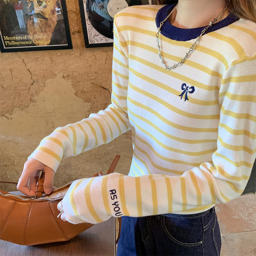 <曾小咸推荐>修身短款浅黄色杏条纹圆领毛织衫 商品图0