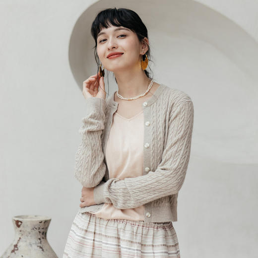 绽放旅行女装598朵/100%山羊绒绞花感正肩长袖圆领显瘦开襟针织衫 商品图3