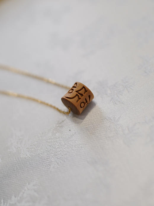 正宗印度迈索尔百年老料老山檀特别定制款：印度老山檀手工雕刻莲花耳环+六字箴言路路通吊坠！木质调的首饰太适合秋冬啦～～香气自然纯粹、治愈 商品图3