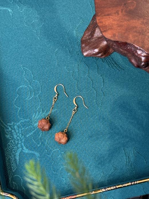 正宗印度迈索尔百年老料老山檀特别定制款：印度老山檀手工雕刻莲花耳环+六字箴言路路通吊坠！木质调的首饰太适合秋冬啦～～香气自然纯粹、治愈 商品图12