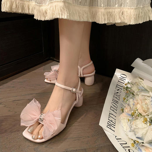 BSH3052405敲仙的甜美蝴蝶结水钻2024夏新款粗高跟方头露趾牛皮一字带凉鞋女 商品图1