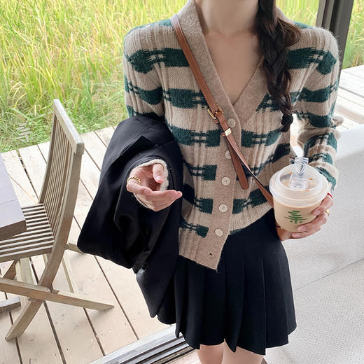 <曾小咸推荐>最后一波现货！法式复古V领绿色条纹毛衣开衫 日常189.99 立减100 秒杀89.99！！ 商品图1