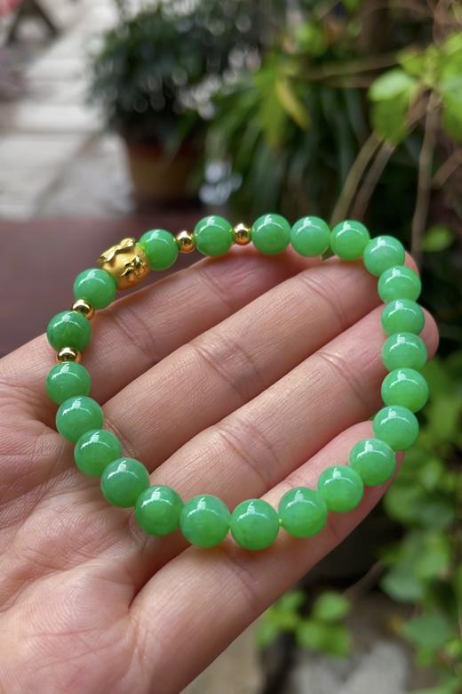 547280 翡翠高冰正阳绿珠珠手串 饱满，通透水润，玉质细腻，翠色鲜艳，18k金镶嵌 尺寸：取一裸石7.1mm约 超值价：17280 商品图0