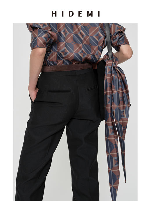 HIDEMI 经典几何印花系列极简缎面长三角形丝巾 商品图2