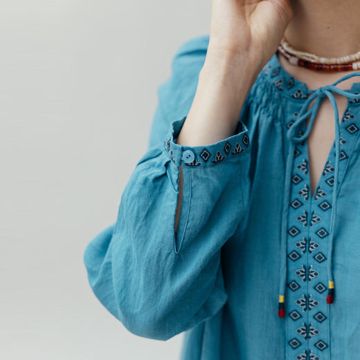 绽放旅行女装609朵/早秋苎麻文艺原创绣花立领优雅系带长袖连衣裙 商品图3