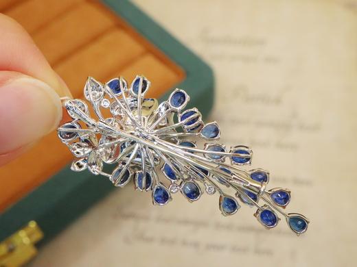523149 皇家蓝蓝宝石胸针/吊坠 石重：7.27ct，总重：10.71g，钻石：0.12ct/12颗 18K白金，真金真钻石 超值价：24280 商品图3