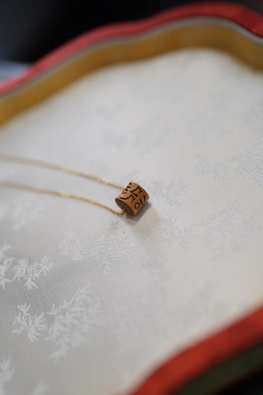 正宗印度迈索尔百年老料老山檀特别定制款：印度老山檀手工雕刻莲花耳环+六字箴言路路通吊坠！木质调的首饰太适合秋冬啦～～香气自然纯粹、治愈 商品图10