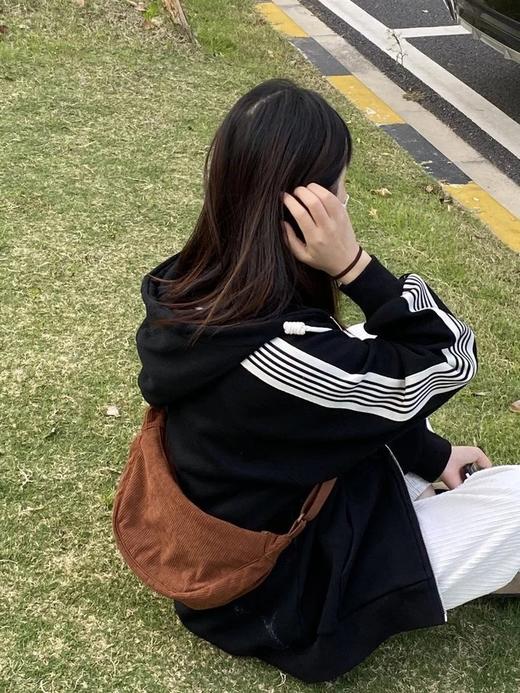 🔥🔥线下门店99一只!我们特价只要26.8一只【椒盐和猫 百搭款灯芯绒饺子包】🌸U家同款!一度卖断货 ✅饺子造型可爱随性，自重很轻 商品图4