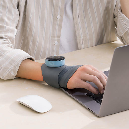 电热手腕按摩仪 | 护腕+手腕热敷+电动按摩三合一 低频脉冲技术 酥麻放松按摩 自由拆卸无线设计 随时随地养护手腕 商品图1