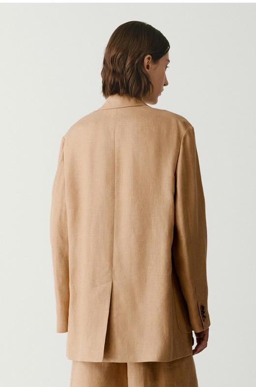 普洱染色斜纹汉麻西装外套 挺括流畅线条描摹独立气场 正肩H型西装 小个子友好款 简洁设计+流畅立裁线条 塑形不紧绷且显瘦 商品图3