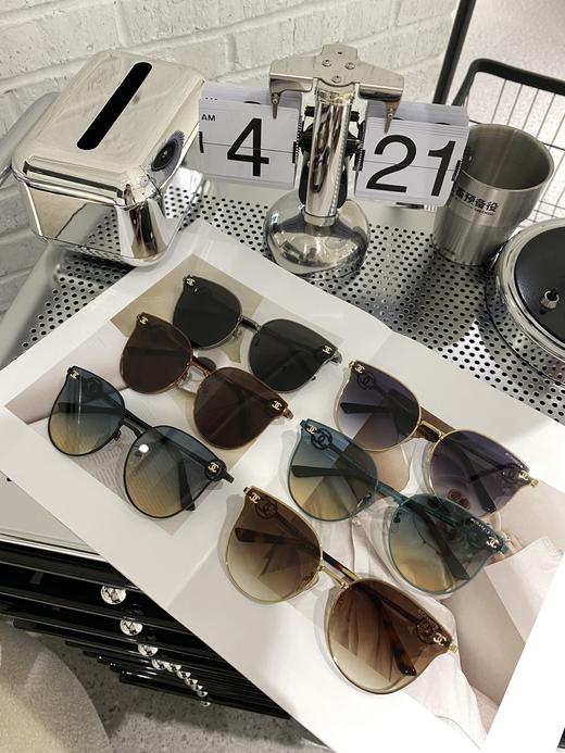 香家   墨镜 链条太阳眼镜 新品首发 型号CH7686小红书推荐尺寸：62口17-142 造型神器 双c标志搭配经典 字母logo 上脸效果无敌 小脸小姐姐选它没错 商品图6
