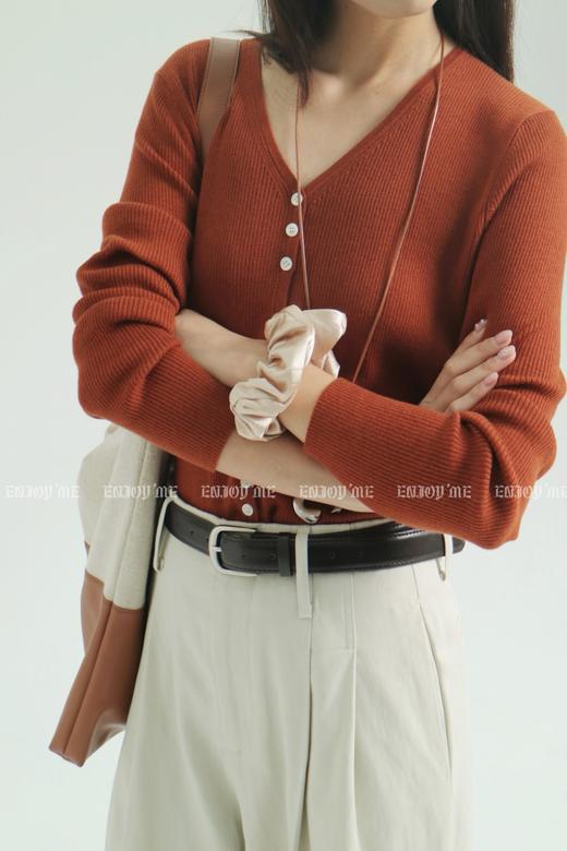 【门店同款】ENJOY秋季细坑条排扣V领针织衫 159205892 商品图5
