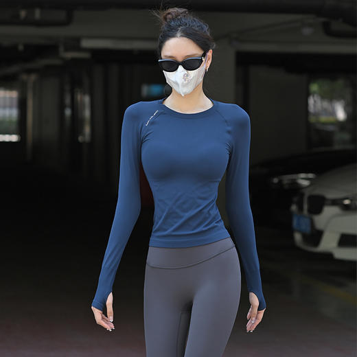 【三季可穿百搭长T】beemen玻尿酸因子 无缝一体织长袖T恤  瑜伽健身服 字母夜光标记  透气不闷汗 打底不冰凉 商品图0