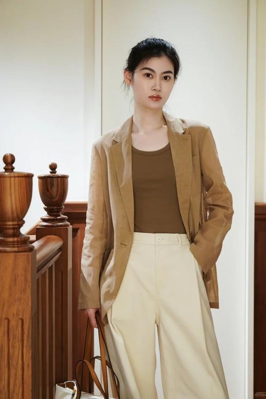 普洱染色斜纹汉麻西装外套 挺括流畅线条描摹独立气场 正肩H型西装 小个子友好款 简洁设计+流畅立裁线条 塑形不紧绷且显瘦 商品图5