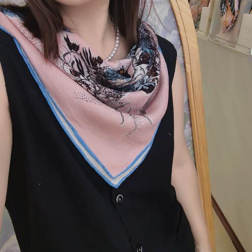 【甄珠贝·国风系列】70*70cm生命树双面异色丝羊毛丝巾和天然淡水珍珠卷叶胸花礼盒套装【适合送外宾】 商品图7