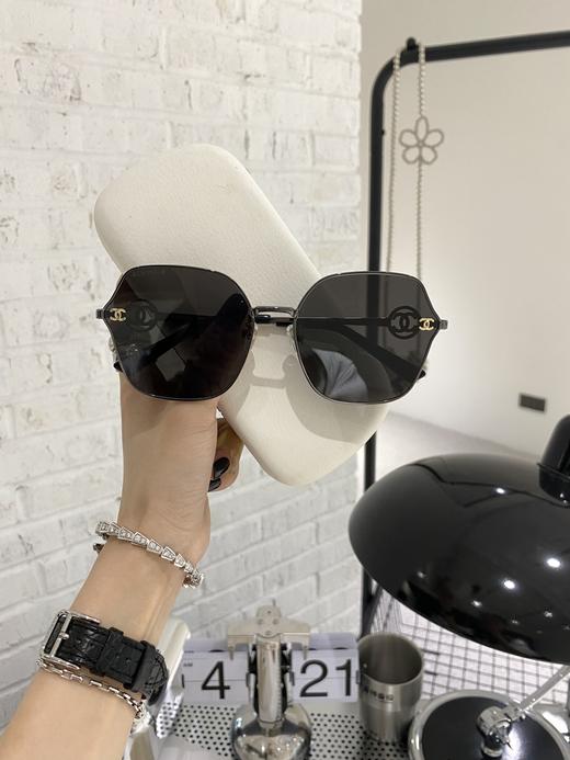 香家 墨镜 链条太阳眼镜 新品首发 型号CH7683 小红书推荐太阳眼镜 尺寸：60口17-142 造型神器 双c标志搭配经典 字母logo 上脸效果无敌 小脸小姐姐选它没错配送链条 商品图4