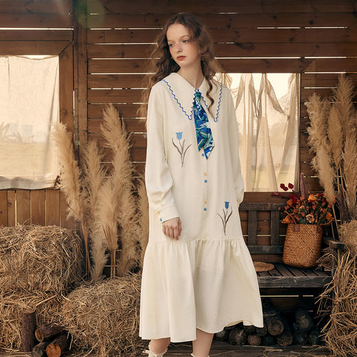 两三事梵高文艺 满枝香郁 2024秋季新款文艺风绣花印花领带连衣裙 商品图3