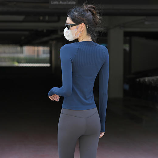 【三季可穿百搭长T】beemen玻尿酸因子 无缝一体织长袖T恤  瑜伽健身服 字母夜光标记  透气不闷汗 打底不冰凉 商品图1