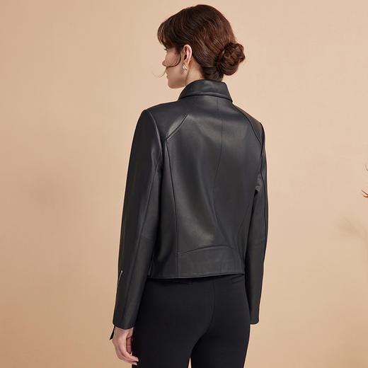 EITIE爱特爱冬季新款帅气翻领修身显瘦百搭短款纯色皮衣外套D2493401 商品图4