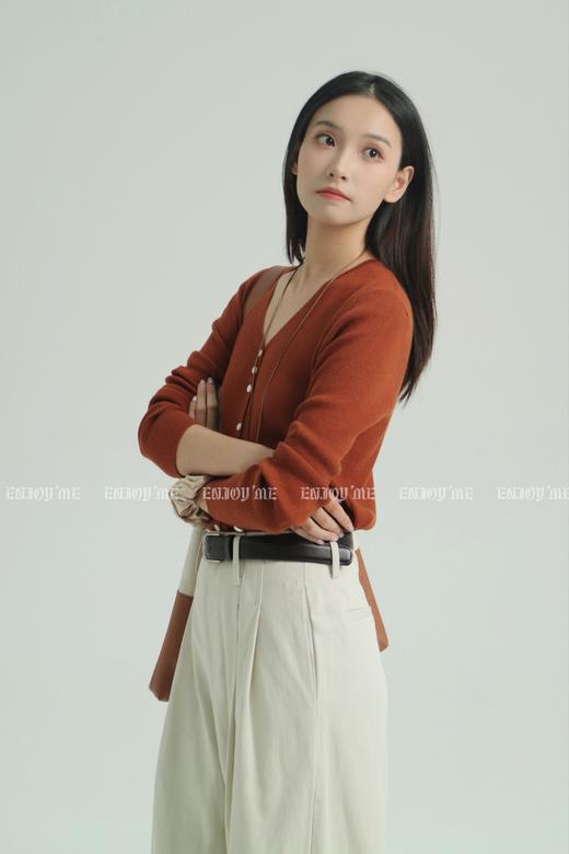 【门店同款】ENJOY秋季细坑条排扣V领针织衫 159205892 商品图1