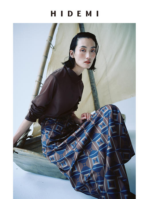 HIDEMI 极简小立领半透感微宽松打底长袖上衣 深巧克力色/黑色 商品图4