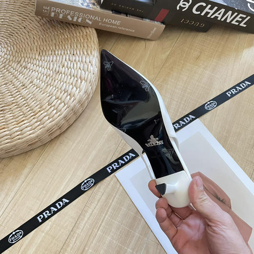 普拉哒细跟凉鞋 商品图3