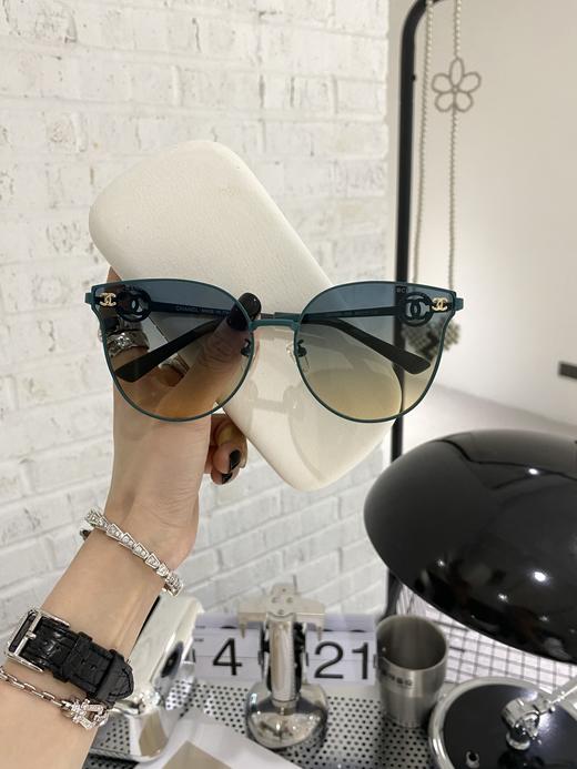 香家   墨镜 链条太阳眼镜 新品首发 型号CH7686小红书推荐尺寸：62口17-142 造型神器 双c标志搭配经典 字母logo 上脸效果无敌 小脸小姐姐选它没错 商品图4