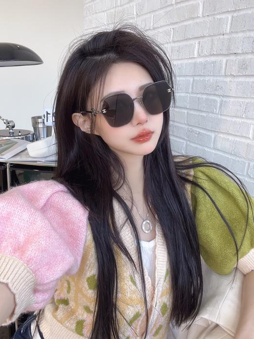 香家 墨镜 链条太阳眼镜 新品首发 型号CH7683 小红书推荐太阳眼镜 尺寸：60口17-142 造型神器 双c标志搭配经典 字母logo 上脸效果无敌 小脸小姐姐选它没错配送链条 商品图7