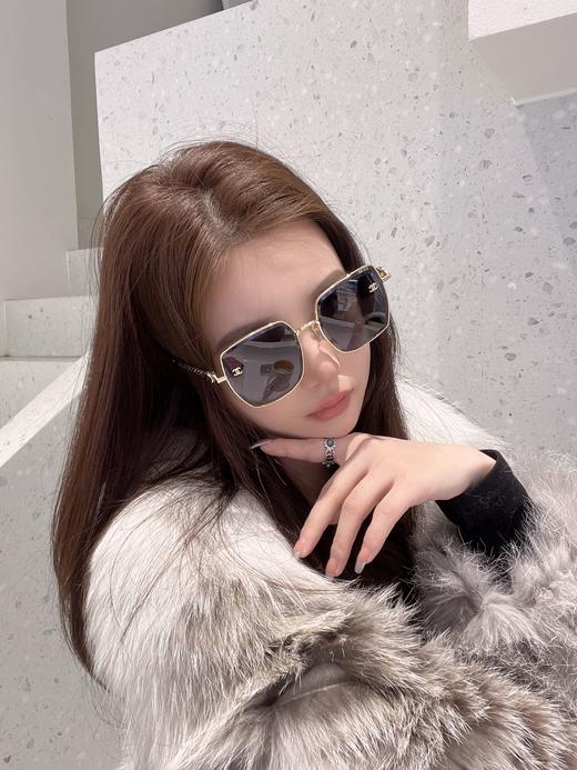 香家   墨镜 太阳眼镜 网红款太阳镜 型号CH7322 小红书推荐大框太阳镜尺寸：58口18-145 造型神器 双c标志搭配经典羊皮海洋链条  上脸效果无敌 商品图7