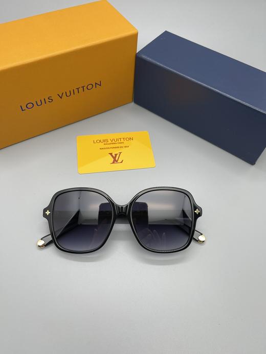 驴家光学太阳墨镜两用眼镜令经典方形亦有呈现。Model ：Z1861E，Z1862E Size ：54□17一145 商品图4