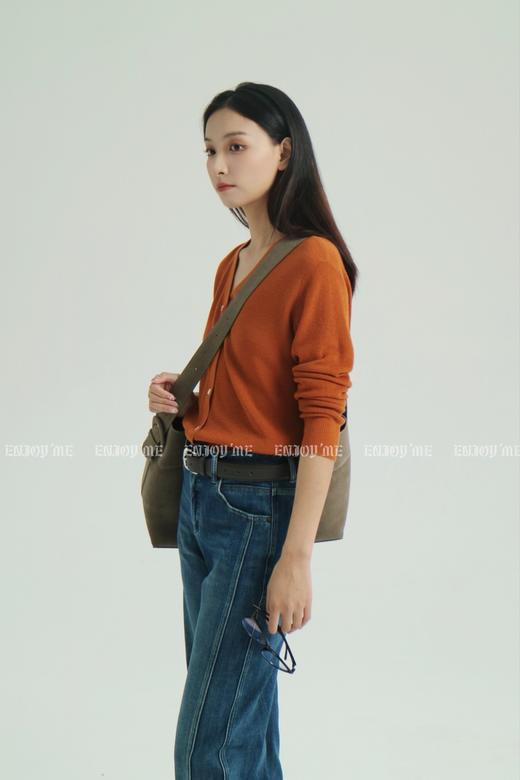 【门店同款】ENJOY秋季简约纯色V领针织衫 159205948 商品图1