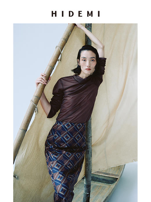 HIDEMI 极简小立领半透感微宽松打底长袖上衣 深巧克力色/黑色 商品图0