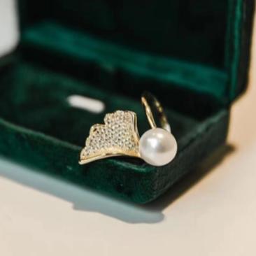 【甄珠贝·国风系列】70*70cm咏梅双面异色丝羊毛丝巾和天然淡水银杏珍珠丝巾扣礼盒套装【适合送外宾】 商品图1