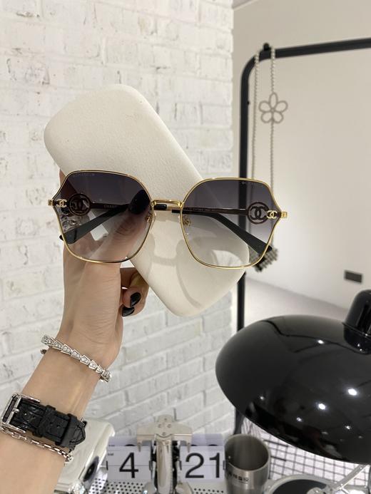 香家 墨镜 链条太阳眼镜 新品首发 型号CH7683 小红书推荐太阳眼镜 尺寸：60口17-142 造型神器 双c标志搭配经典 字母logo 上脸效果无敌 小脸小姐姐选它没错配送链条 商品图3