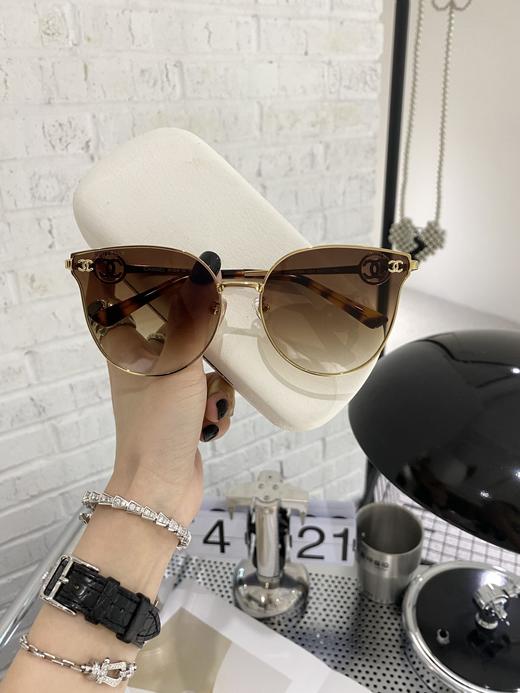 香家   墨镜 链条太阳眼镜 新品首发 型号CH7686小红书推荐尺寸：62口17-142 造型神器 双c标志搭配经典 字母logo 上脸效果无敌 小脸小姐姐选它没错 商品图1