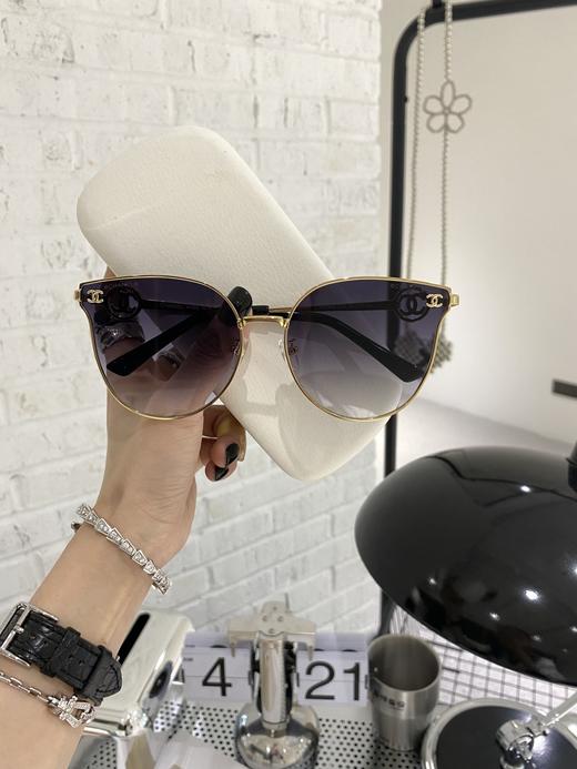 香家   墨镜 链条太阳眼镜 新品首发 型号CH7686小红书推荐尺寸：62口17-142 造型神器 双c标志搭配经典 字母logo 上脸效果无敌 小脸小姐姐选它没错 商品图5