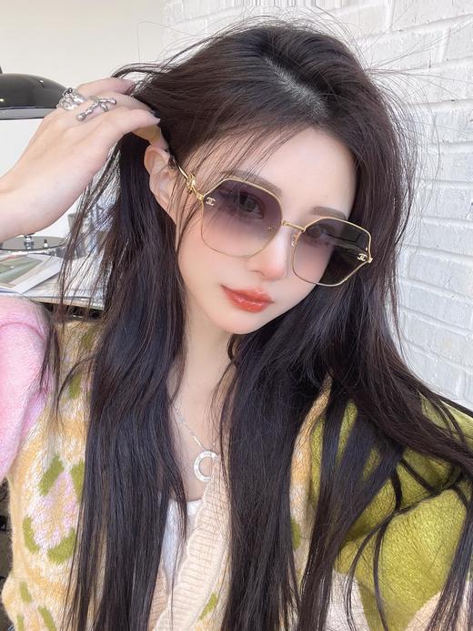 香家 墨镜 链条太阳眼镜 新品首发 型号CH7683 小红书推荐太阳眼镜 尺寸：60口17-142 造型神器 双c标志搭配经典 字母logo 上脸效果无敌 小脸小姐姐选它没错配送链条 商品图8