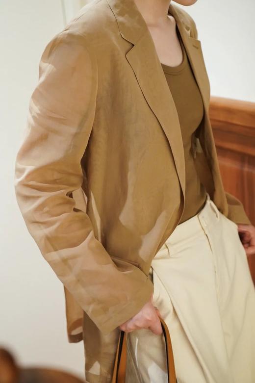 普洱染色斜纹汉麻西装外套 挺括流畅线条描摹独立气场 正肩H型西装 小个子友好款 简洁设计+流畅立裁线条 塑形不紧绷且显瘦 商品图4