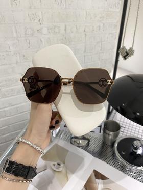 香家 墨镜 链条太阳眼镜 新品首发 型号CH7683 小红书推荐太阳眼镜 尺寸：60口17-142 造型神器 双c标志搭配经典 字母logo 上脸效果无敌 小脸小姐姐选它没错配送链条