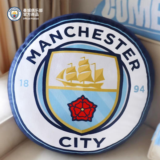 【官方正版】曼城俱乐部 | 夺冠队徽印签款纪念抱枕足球迷家居周边 商品图3