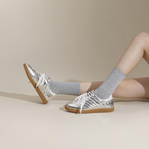 千百度银色真皮运动德训鞋女春季新品新时尚休闲鞋A25124461 商品图4