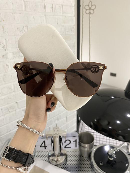 香家   墨镜 链条太阳眼镜 新品首发 型号CH7686小红书推荐尺寸：62口17-142 造型神器 双c标志搭配经典 字母logo 上脸效果无敌 小脸小姐姐选它没错 商品图2